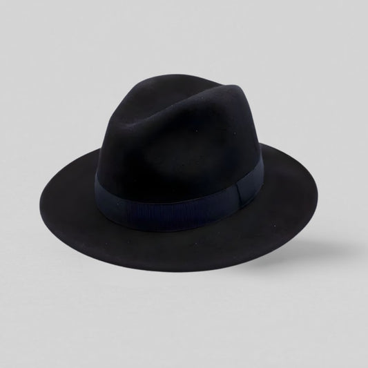 Mørkeblå fedora hat i 100% uld med bånd, fremstillet i Italien, set forfra på hvid baggrund