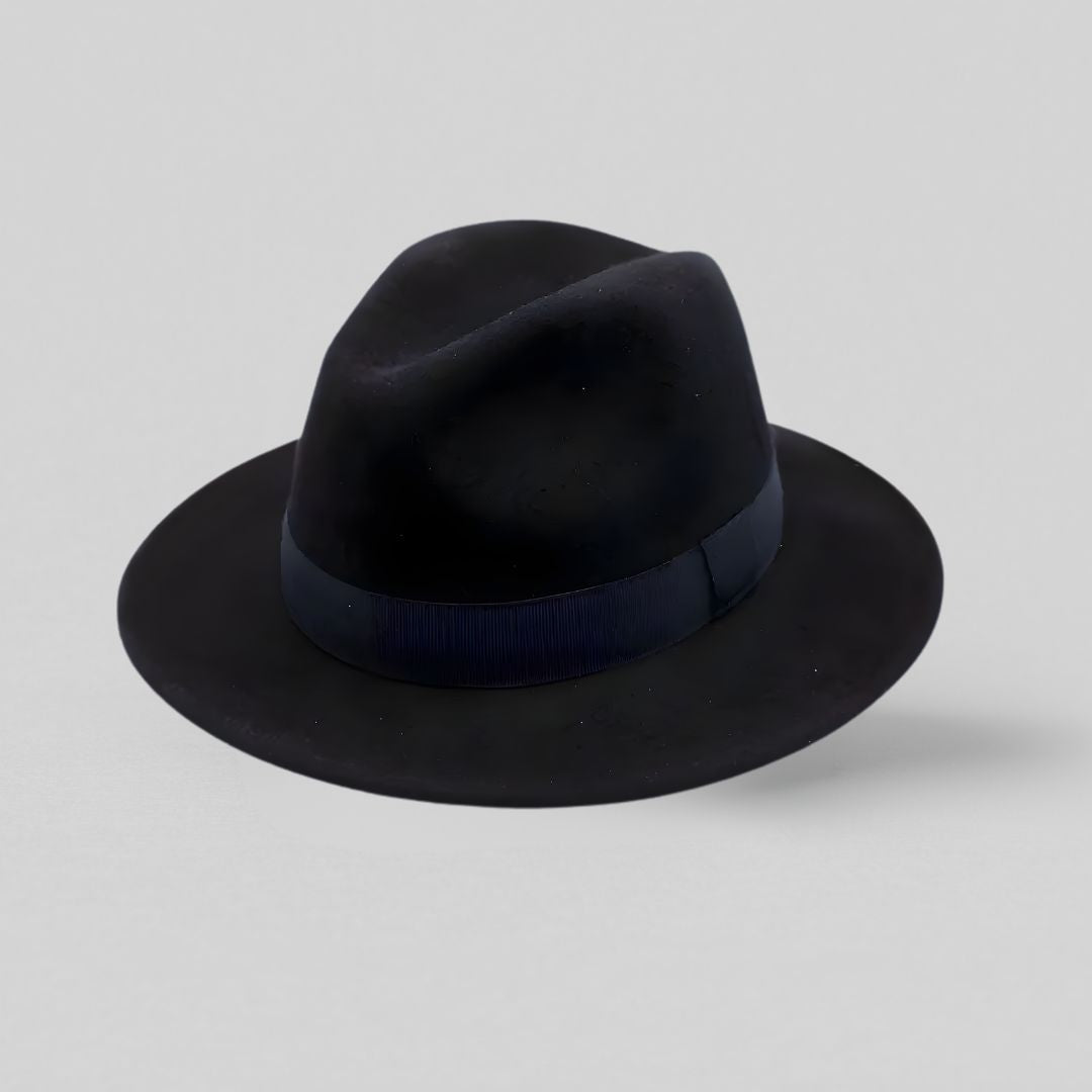 Mørkeblå fedora hat i 100% uld med bånd, fremstillet i Italien, set forfra på hvid baggrund