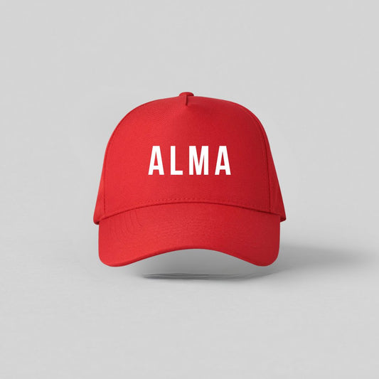 Rød børnekasket med hvidt navnetryk Alma set forfra