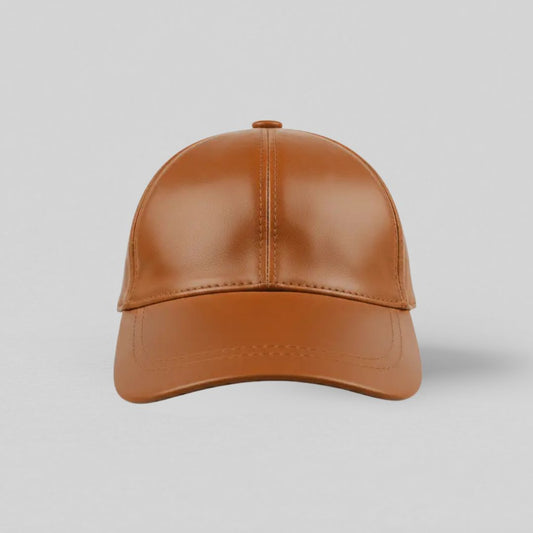 Brun læderkasket til herrer i klassisk 6-panel model med forbøjet skygge og velcrolukning — set forfra mod grå baggrund.