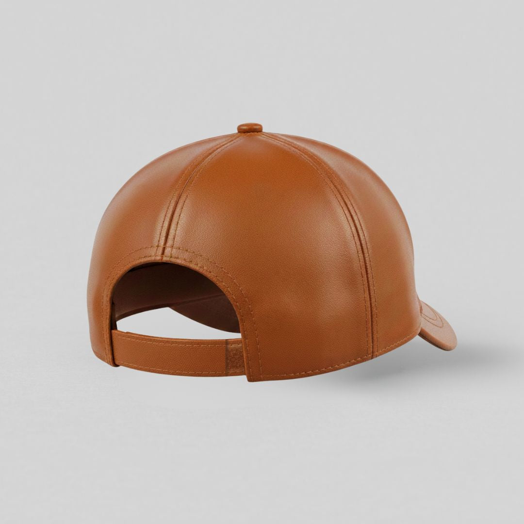 Brun/camel læderkasket til herrer i klassisk 6-panel model med forbøjet skygge og velcrolukning — set bagfra mod grå baggrund.