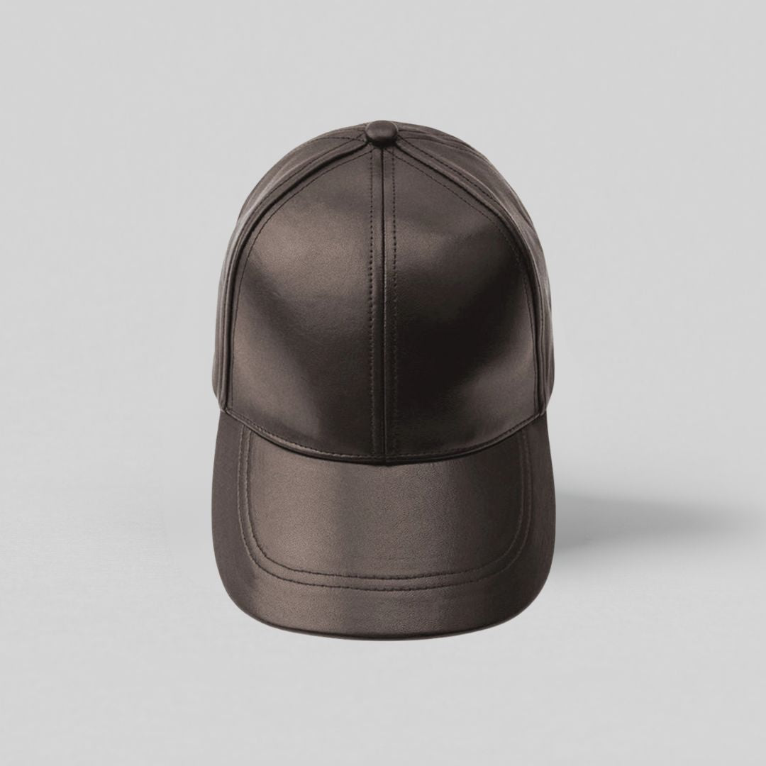 Sort læderkasket til herrer i klassisk 6-panel model med forbøjet skygge og velcrolukning — set forfra mod grå baggrund.
