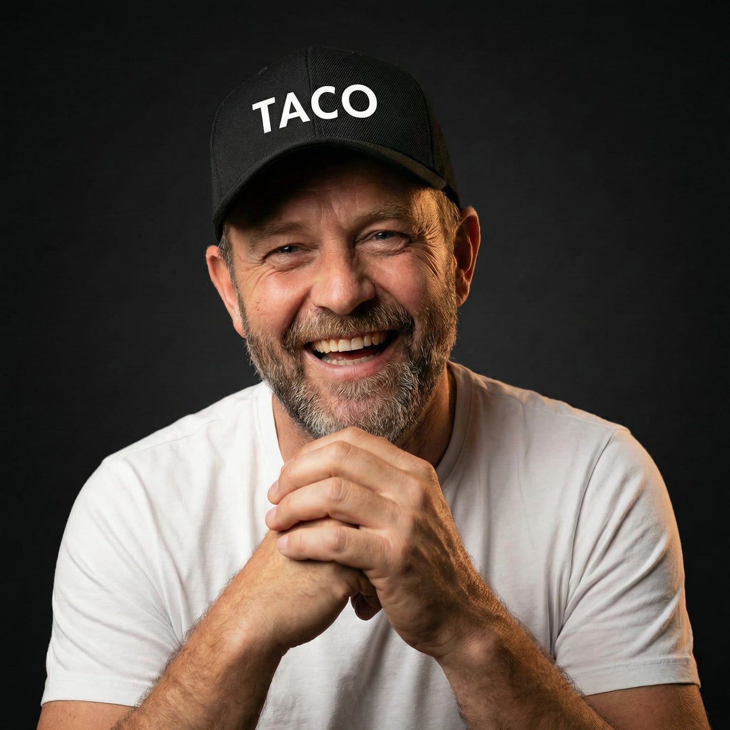 Sort kasket med hvidt TACO-tryk set forfra, klassisk dad hat model
