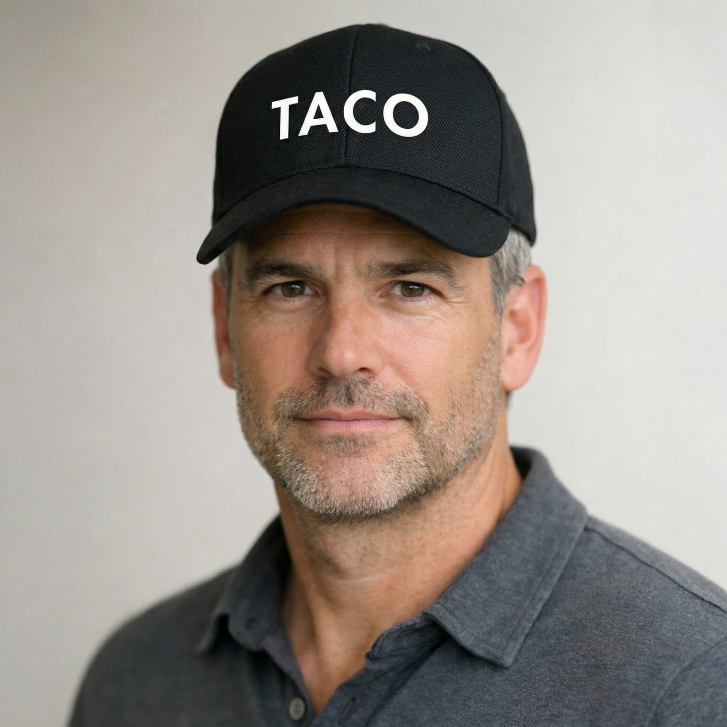 Sort kasket med hvidt TACO-tryk set forfra, klassisk dad hat model