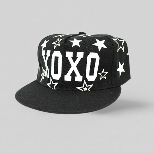 XOXO snapback cap i sort med stjerner 